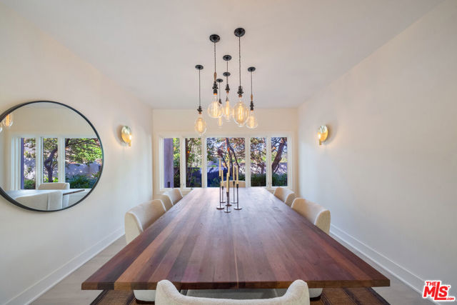 10148 Angelo Circle, Beverly Hills CA: https://media.crmls.org/mediaz/0801e654-46ee-4330-9b7a-a516112a23b5.jpg
