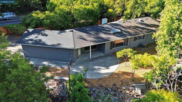 1016 Stone Valley Rd, Alamo CA: https://media.crmls.org/mediaz/08028020-28a0-437b-83bf-a16a042ce087.jpg