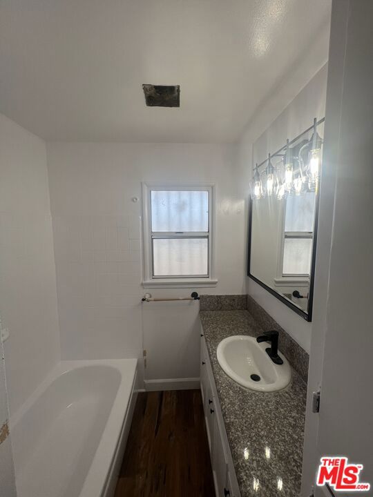 419 La Colina Drive, Inglewood CA: https://media.crmls.org/mediaz/08028398-84e3-478c-8e04-31eba53275bc.jpg
