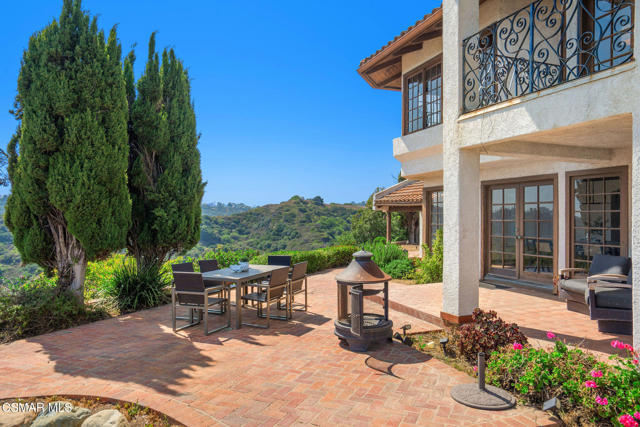 2457 Angelo Drive, Los Angeles CA: https://media.crmls.org/mediaz/08029007-55c1-41e0-9609-3af4d0a9fe70.jpg
