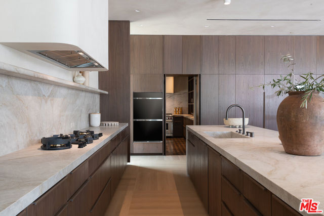 24172 Lupin Hill Road, Hidden Hills CA: https://media.crmls.org/mediaz/0802a5c5-630f-4934-98a9-54bcef558e47.jpg