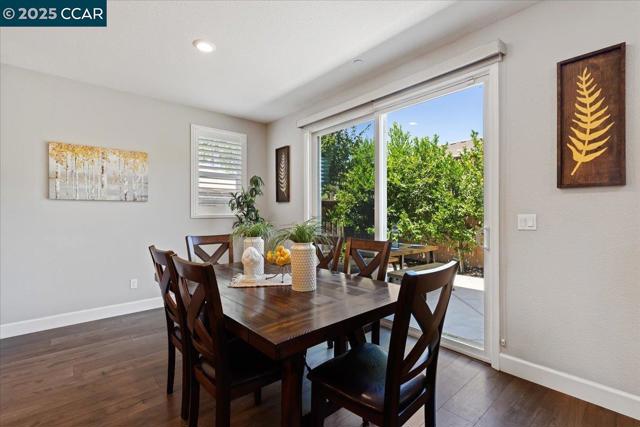 2097 Salice Way, Brentwood CA: https://media.crmls.org/mediaz/08034775-b6f7-47f6-8f4f-cc334889e341.jpg