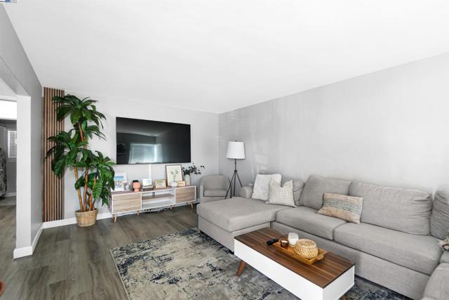 21926 Victory Dr, Hayward CA: https://media.crmls.org/mediaz/08035f97-40a9-4951-b091-76a7e8b66b2f.jpg