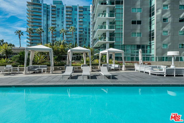 13600 MARINA POINTE Drive, Marina del Rey CA: https://media.crmls.org/mediaz/0803b6b1-5a0a-4fd2-9b9b-c0310941c96f.jpg