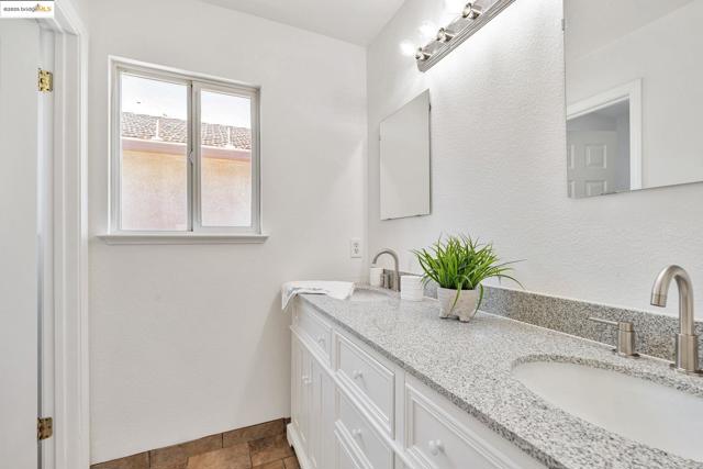 1261 King Loop, Tracy CA: https://media.crmls.org/mediaz/0803e6ff-9100-456b-b808-52a854235100.jpg