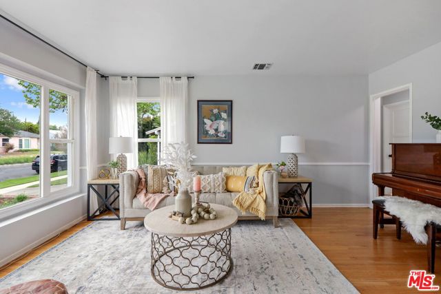 6604 MCLENNAN Avenue photo 3
