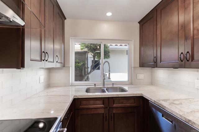 6462 Camino Del Parque, Carlsbad CA: https://media.crmls.org/mediaz/0804b44d-24fc-449c-83fc-7eb0a8f358d9.jpg