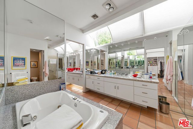 7 Churchill Lane, Rancho Mirage CA: https://media.crmls.org/mediaz/0804d3e3-bcbe-4a27-b3aa-0610cb2ea2e3.jpg