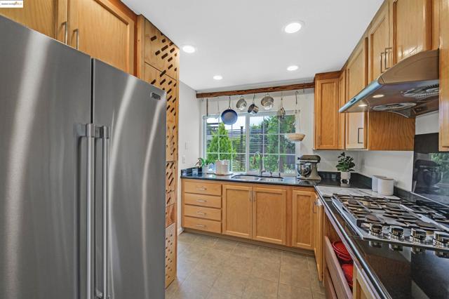 32212 Deborah Dr, Union City CA: https://media.crmls.org/mediaz/0805751d-ab19-4fdc-b3c6-95c75d0c9adc.jpg