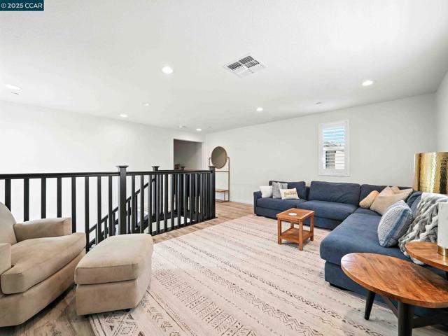 2433 Sanders Ln, Fairfield CA: https://media.crmls.org/mediaz/08059496-40d2-4f8b-bb95-0e082a5abd5a.jpg
