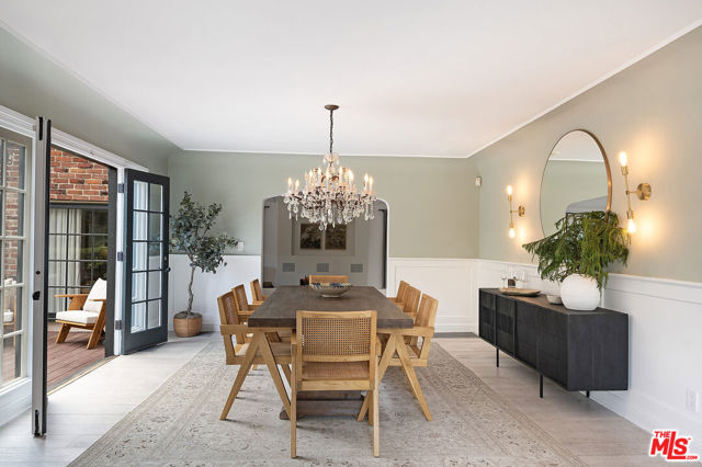 338 S Highland Avenue, Los Angeles CA: https://media.crmls.org/mediaz/080595d1-6ab9-4a70-8235-7a75f2e14bca.jpg