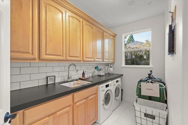 2380 Sunflower Circle, Gilroy CA: https://media.crmls.org/mediaz/0805d22f-0add-4033-b233-eb3128f0124c.jpg