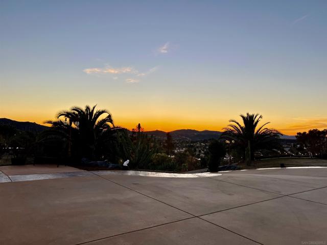 9189 Vista Entrada, Lakeside CA: https://media.crmls.org/mediaz/08066f75-79b8-4e0d-a7d2-1c0dc900dd34.jpg