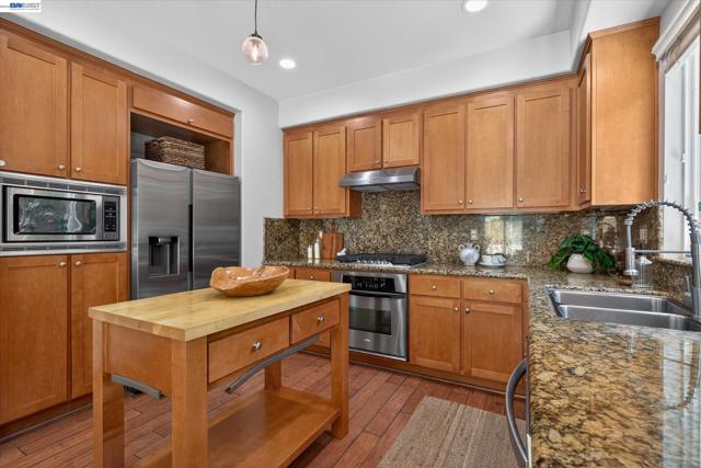 5880 Hillbrook Pl, Dublin CA: https://media.crmls.org/mediaz/08067113-9359-4f22-aea1-d87df2047830.jpg