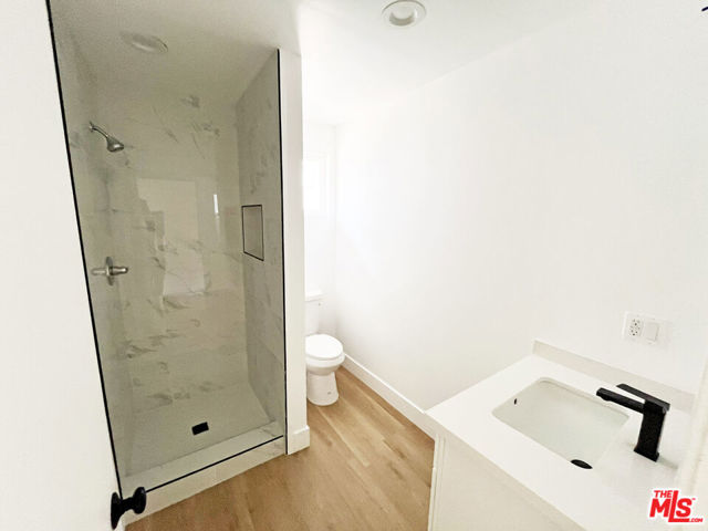 4192 Marlton Avenue, Los Angeles CA: https://media.crmls.org/mediaz/08070b0b-2ee4-445b-aa5e-70c8e2fccedf.jpg