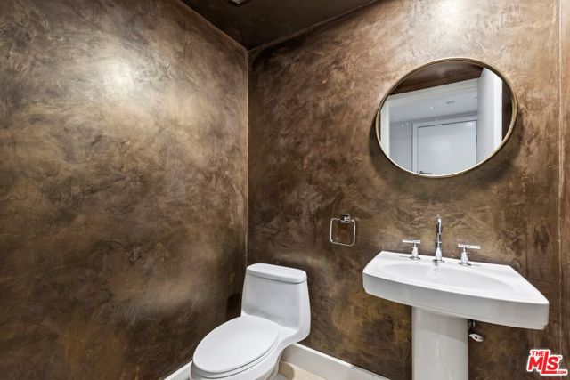 8788 Shoreham Drive, West Hollywood CA: https://media.crmls.org/mediaz/080747cf-8bc9-4ad5-9f60-71544d9546f6.jpg