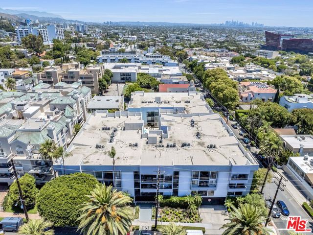 906 N Doheny Drive, West Hollywood CA: https://media.crmls.org/mediaz/0807509e-5c6b-4d3b-974c-187c7ccd8a29.jpg