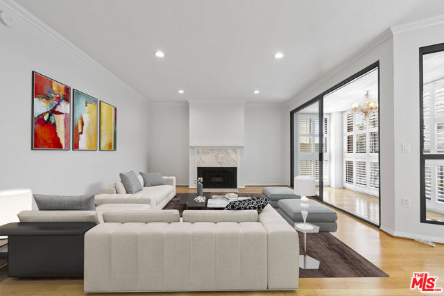4477 Wilshire Boulevard, Los Angeles CA: https://media.crmls.org/mediaz/08079dee-ebf2-4692-83be-105f2ce36e07.jpg