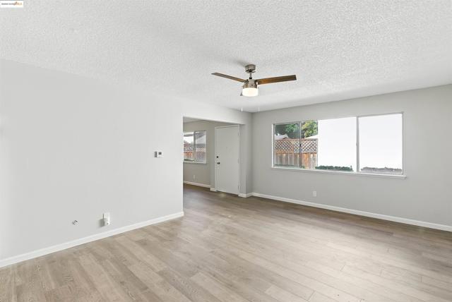 3464 Michael Dr, Redwood City CA: https://media.crmls.org/mediaz/0807ba20-125c-4901-9317-7905534d6473.jpg