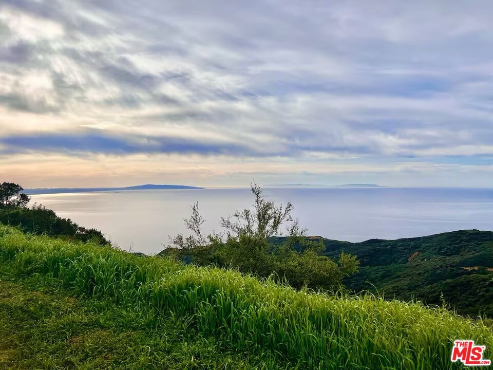 https://media.crmls.org/mediaz/0808b22f-3d1d-4e78-93ef-cb7c05deb4d5.jpg?preset=X-Large
