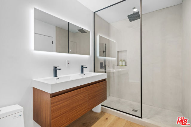 23812 Malibu Crest Drive, Malibu CA: https://media.crmls.org/mediaz/0808f723-250a-46e5-a22e-560c97e9e58d.jpg