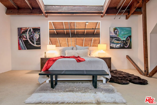 1046 Princeton Drive, Venice CA: https://media.crmls.org/mediaz/0809226e-3201-4c3c-89ab-1a4fe9009e67.jpg