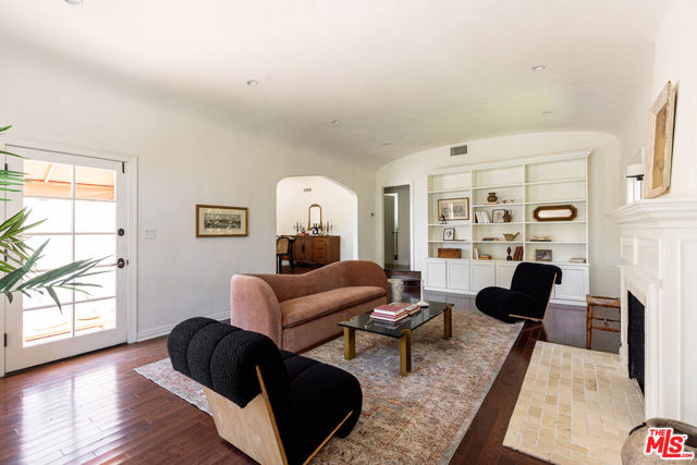 8009 Clinton Street, Los Angeles CA: https://media.crmls.org/mediaz/0809365d-c386-45a2-b368-b564fa324952.jpg