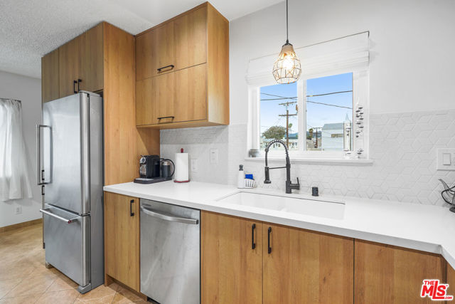 1045 S Bedford Street, Los Angeles CA: https://media.crmls.org/mediaz/0809dae7-7d2a-4429-bc56-3519c294594a.jpg