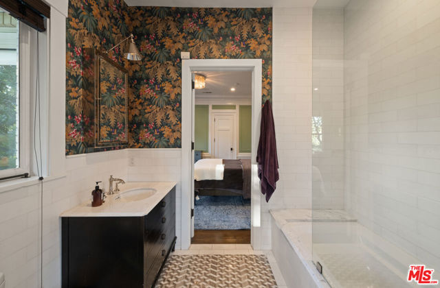 601 S Windsor Boulevard, Los Angeles CA: https://media.crmls.org/mediaz/080a07ee-69f5-4059-acb2-609ced52b5f2.jpg