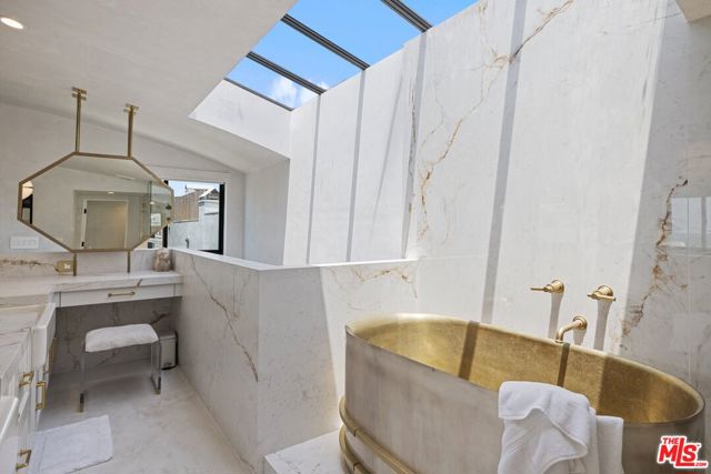 15 Reef Street, Marina del Rey CA: https://media.crmls.org/mediaz/080c5da5-211e-4657-b847-39acc2a6345c.jpg