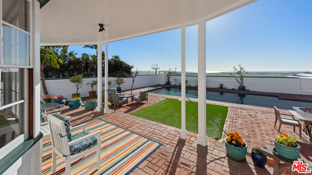 605 Palisades Beach Road, Santa Monica CA: https://media.crmls.org/mediaz/080d1968-b4eb-405c-a954-2e1761d01457.jpg