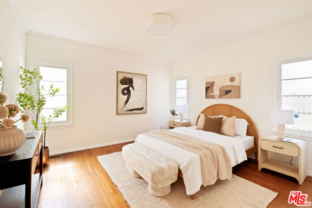363 S Doheny Drive, Beverly Hills CA: https://media.crmls.org/mediaz/080f081f-063e-41ae-9b18-3ebe4101601a.jpg