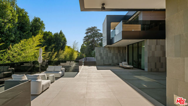 1140 Summit Drive, Beverly Hills CA: https://media.crmls.org/mediaz/08102bfd-9bc9-47aa-882d-2fb7912aad9a.jpg