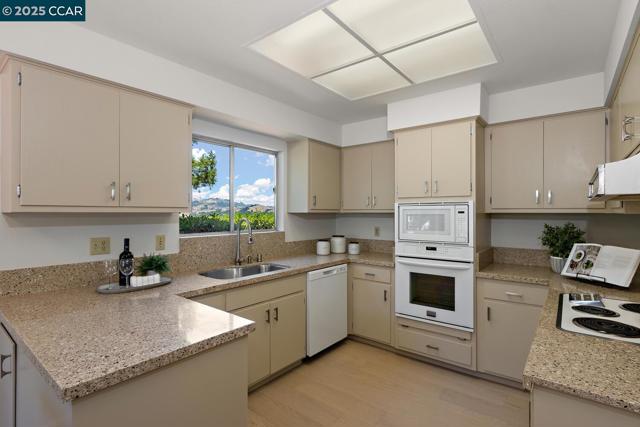 140 Warfield Drive, Moraga CA: https://media.crmls.org/mediaz/08102c71-c20b-45e4-b418-5c669e1811bf.jpg