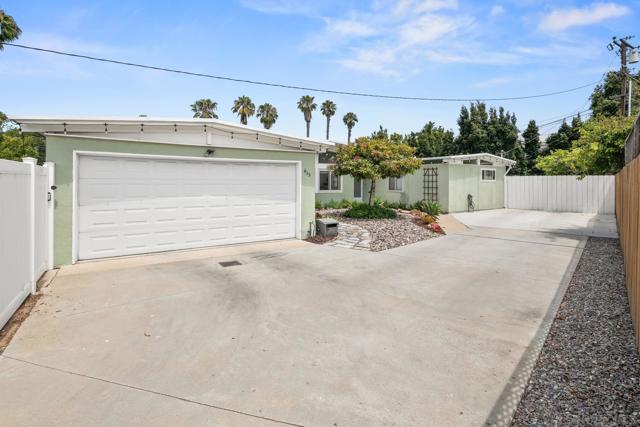 435 Country Club Ln, Coronado CA: https://media.crmls.org/mediaz/08105d83-5386-4c95-9d11-e9935a1cfa4a.jpg
