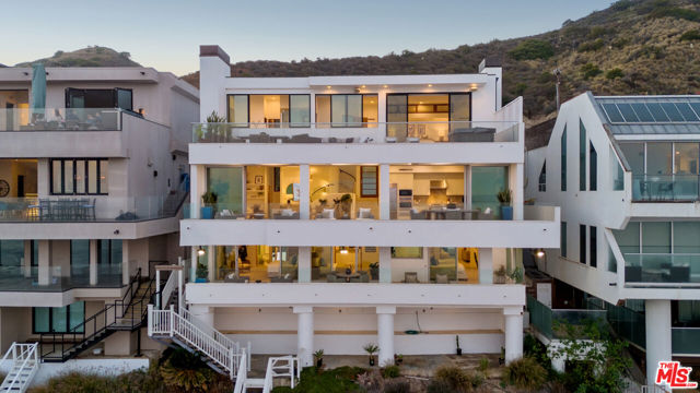 26520 Latigo Shore Drive, Malibu CA: https://media.crmls.org/mediaz/0810c210-87b8-4202-869d-19875e11a735.jpg