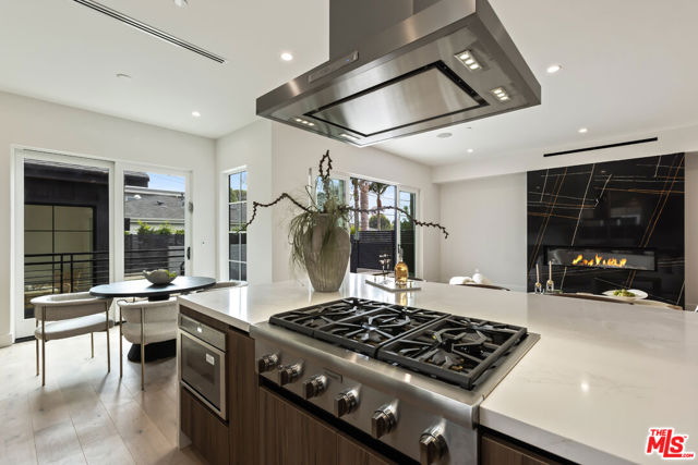 908 Rosecrans Avenue, Manhattan Beach CA: https://media.crmls.org/mediaz/08118470-8cb6-4675-b1bc-2c8fa5973feb.jpg