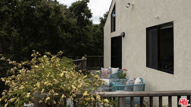 1639 Oak Drive, Topanga CA: https://media.crmls.org/mediaz/0811a57f-ee39-4acd-a73e-0d2a60dc8793.jpg