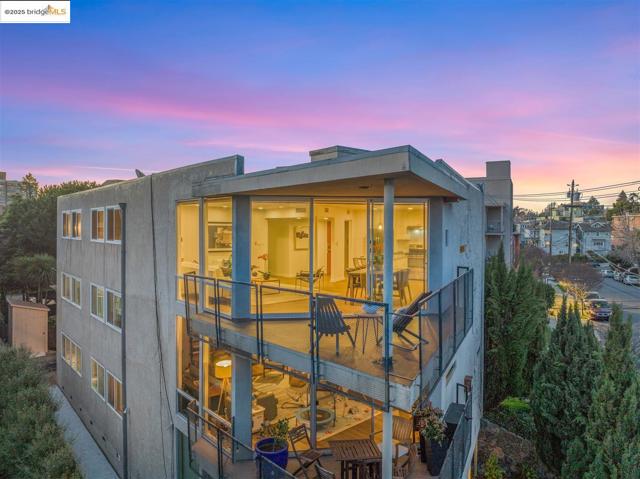 383 Staten Ave, Oakland CA: https://media.crmls.org/mediaz/0811c4b2-96ac-4bb0-a164-c2341cd46d60.jpg