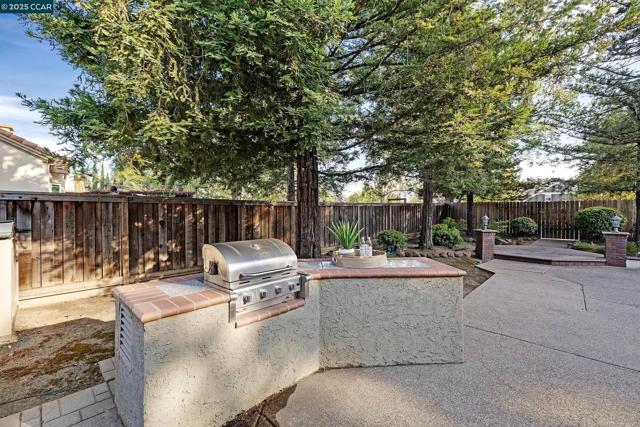 1340 Breakwater Way, Brentwood CA: https://media.crmls.org/mediaz/081221f0-9040-4835-a311-074a0ead81a3.jpg