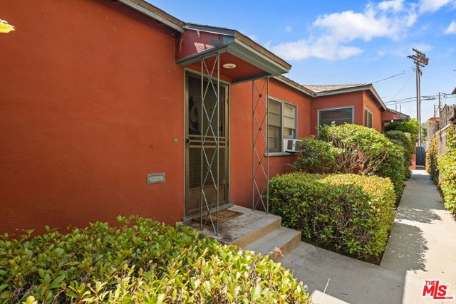 1338 19th Street, Santa Monica CA: https://media.crmls.org/mediaz/0812b683-f368-45db-a219-a6096548e237.jpg