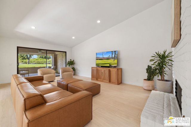 6 Joya Drive, Palm Desert CA: https://media.crmls.org/mediaz/081346bc-739e-4c79-b1eb-63905a806dd8.jpg