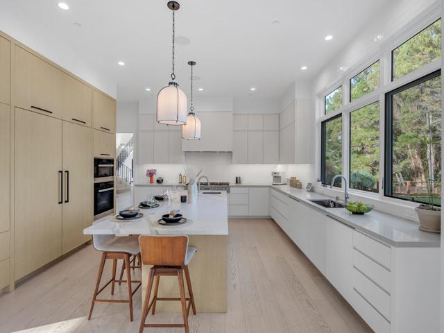 60 Glengarry Way, Hillsborough CA: https://media.crmls.org/mediaz/08137eba-23ff-445b-b01a-a0be5d8515b8.jpg