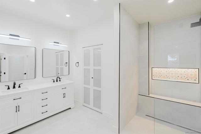 8206 Caminito Lacayo, La Jolla CA: https://media.crmls.org/mediaz/08146937-6c1c-4c7f-8368-1ea5c3964b68.jpg