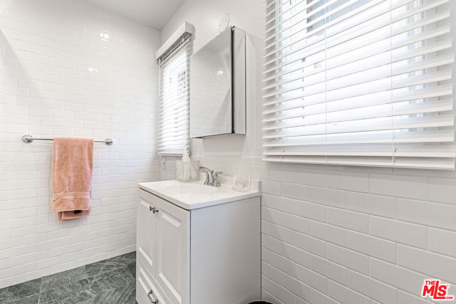 165 N Las Palmas Avenue, Los Angeles CA: https://media.crmls.org/mediaz/0814b30d-8b30-40de-bb5f-1923c7ecdb08.jpg