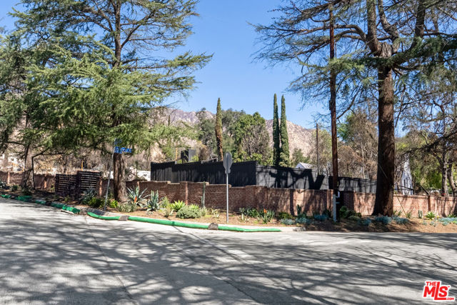 3000 Santa Rosa Avenue, Altadena CA: https://media.crmls.org/mediaz/081516c5-a962-44ad-90b4-284643855281.jpg