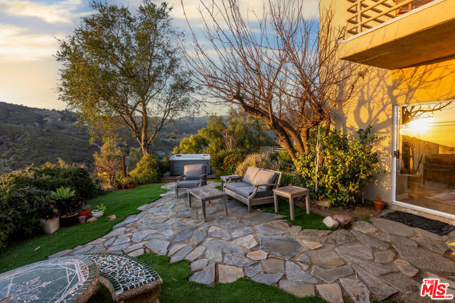4350 Hillview Drive, Malibu CA: https://media.crmls.org/mediaz/0815d10f-4bd3-49f9-b819-78f6817c041e.jpg