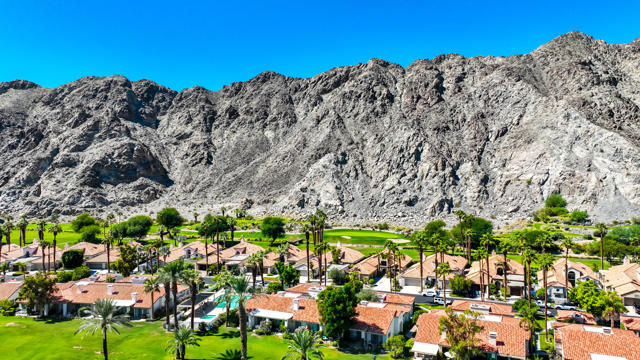 55280 Riviera, La Quinta CA: https://media.crmls.org/mediaz/081620f0-72fc-499a-b226-b87047a6c307.jpg