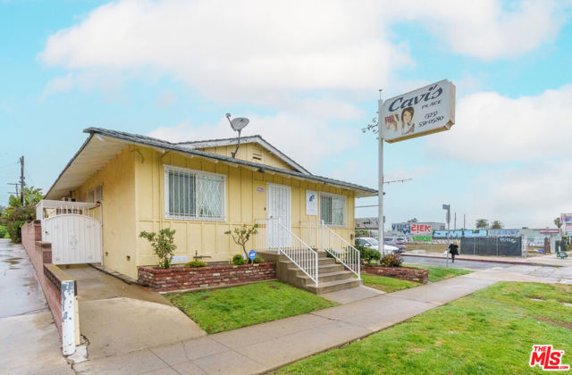 7801 Crenshaw Boulevard, Los Angeles CA: https://media.crmls.org/mediaz/08169a4e-7507-4beb-a196-5006be6bcd57.jpg