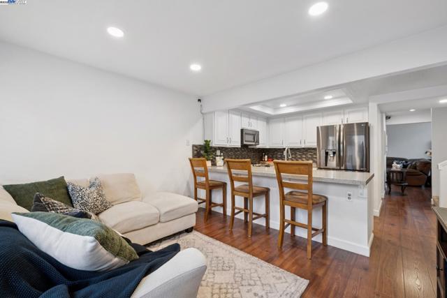 510 Lagunaria Lane, Alameda CA: https://media.crmls.org/mediaz/08177e18-077c-4c76-8b5b-2142623d8854.jpg